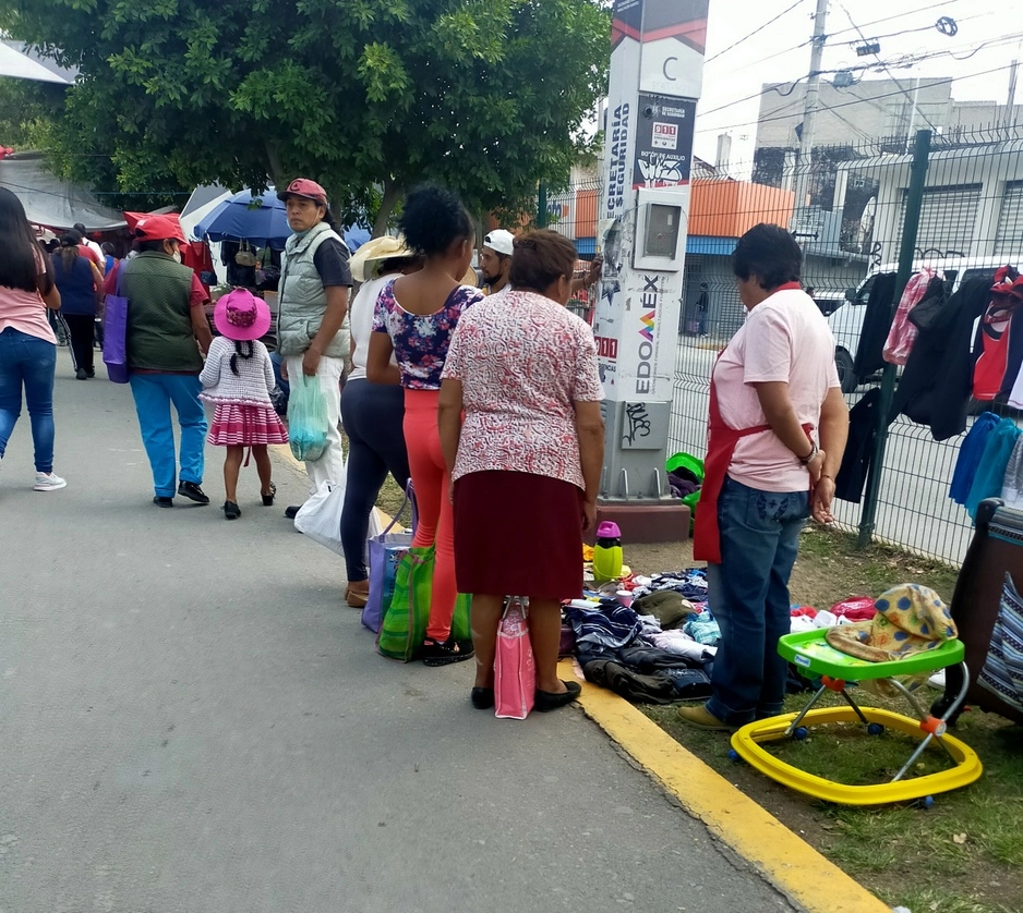 Vecinos de las colonias El Portero y Luis Donaldo Colosio, de Ecatepec, acusaron a comerciantes de invadir el parque Frida Kahlo. Foto Silvia Chávez González
