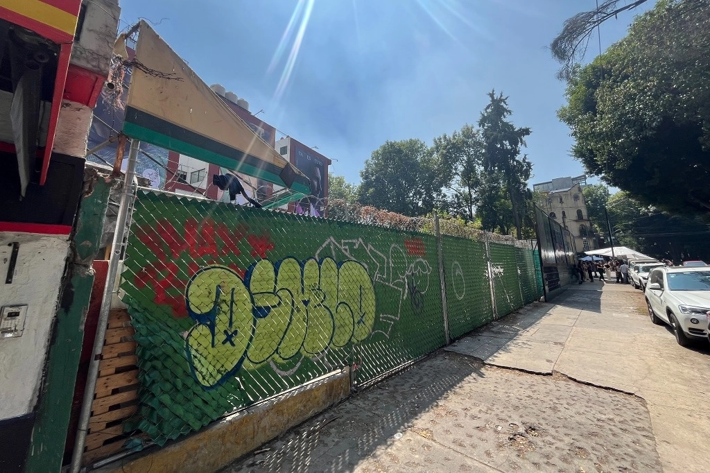 Para los habitantes originales de la zona, la gentrificación ha transformado su antiguo barrio y ahora enfrentan la invasión de desconocidos, lo cual les inquieta por la inseguridad y el riesgo que existe en el predio por restos de combustible. Foto José Antonio López 