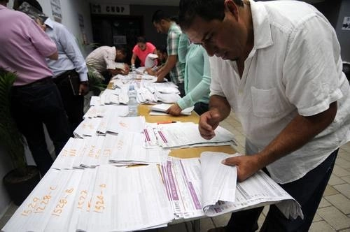Jornaleros denuncian entrega de despensas a cambio de firmas en BC Foto Notimex / archivo

