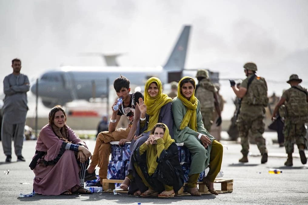 Menores evacuados de sus hogares en Afganistán esperan su vuelo en el aeropuerto internacional de Kabul. Foto Afp / Archivo