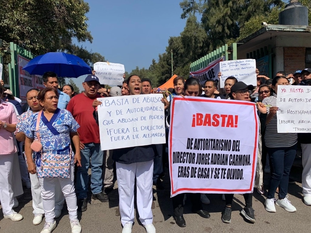 Los inconformes se apostaron en las entradas del nosocomio, ubicado en el poblado de Tepexpan, donde colocaron pancartas. Foto Javier Salinas Cesáreo