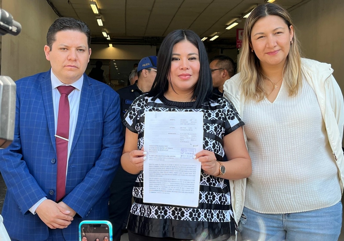 Los diputados de Morena Octavio Rivero, Josefina Paz y Nancy Núñez presentaron una denuncia ante la Fiscalía capitalina contra la alcaldesa de Cuauhtémoc, Sandra Cuevas, el 13 de febrero de 2023. Foto Alfredo Domínguez


