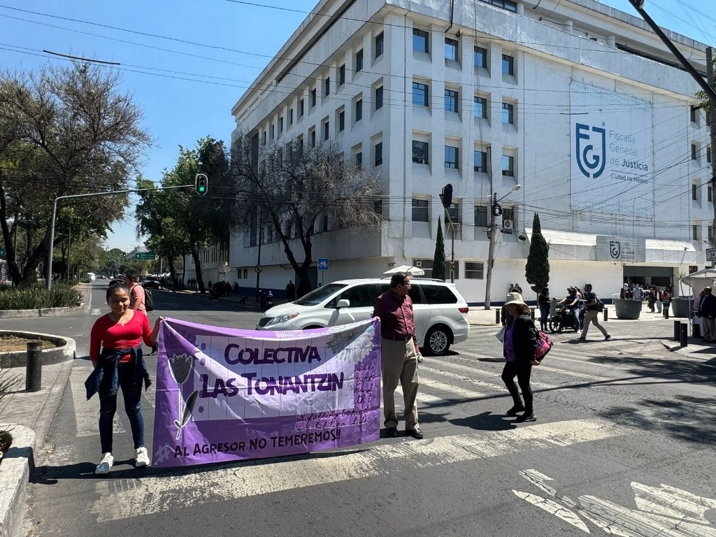 Familiares de víctimas de feminicidio exigieron a la Fiscalía de la CDMX el informe integrado de identificación de las mujeres asesinadas. Foto Alfredo Domínguez