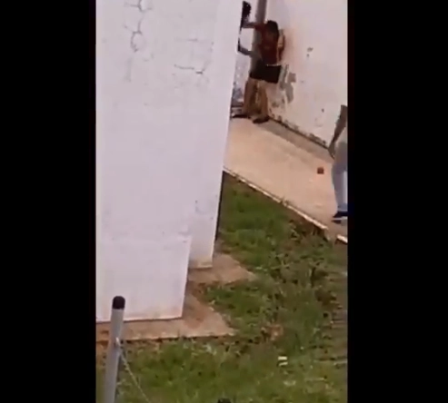 En el video se observa a un sujeto golpear en el vientre a un menor, quien tras intentar defenderse, es sometido por otro trabajador del Albergue 100 corazones. Foto captura de pantalla Twitter @ea_puerto

