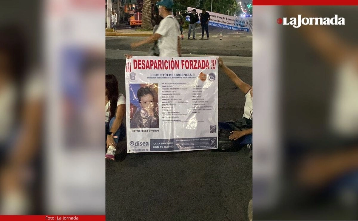 Defensores de derechos humanos bloquearon esta tarde-noche, vías primarias del municipio de Nezahualcóyotl, en protesta por actos de omisión en el caso de asesinato del niño Fernando.