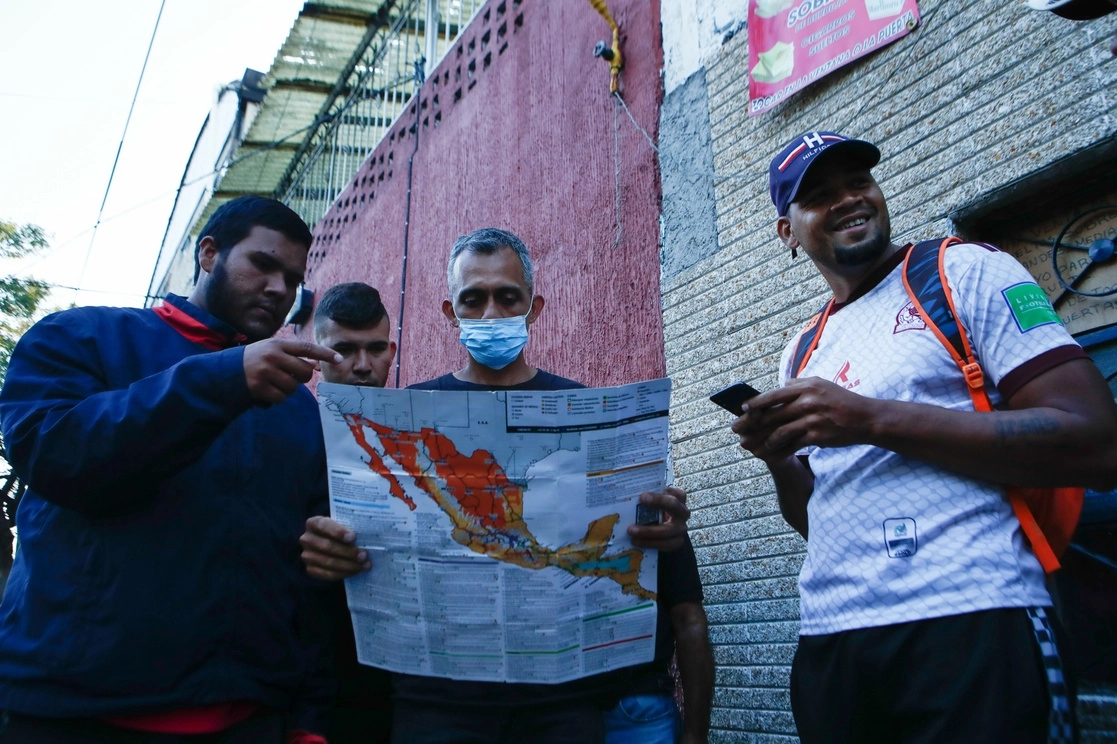 Migrantes descansan cerca del muro fronterizo en la zona que separa a Tijuana, BC, de San Diego, California. Foto Cuartoscuro 
