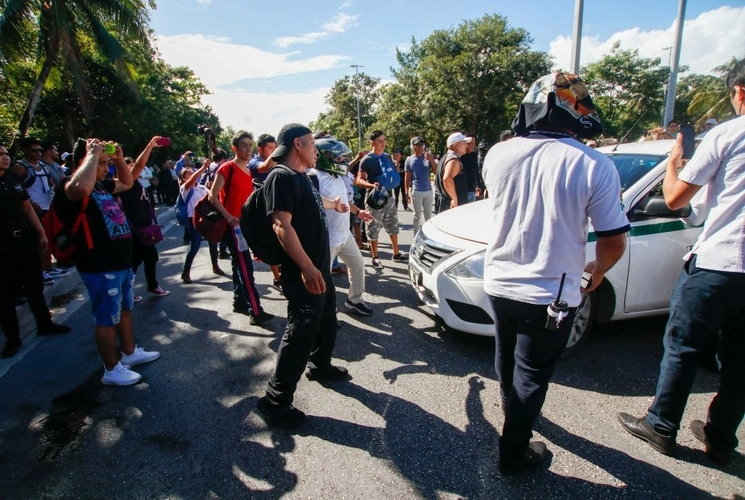 Protesta de taxistas contra la operación de Uber en Cancún. Foto Cuartoscuro/ archivo