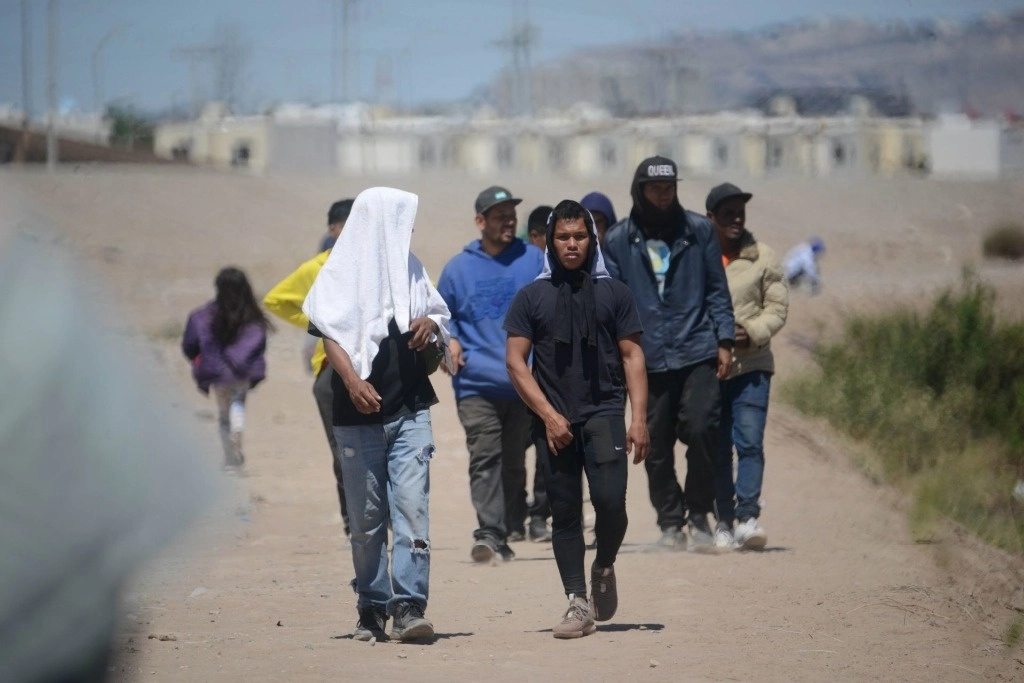 Migrantes en Chihuahua caminan cerca de la frontera con Estados Unidos. Foto Cuartoscuro / Archivo