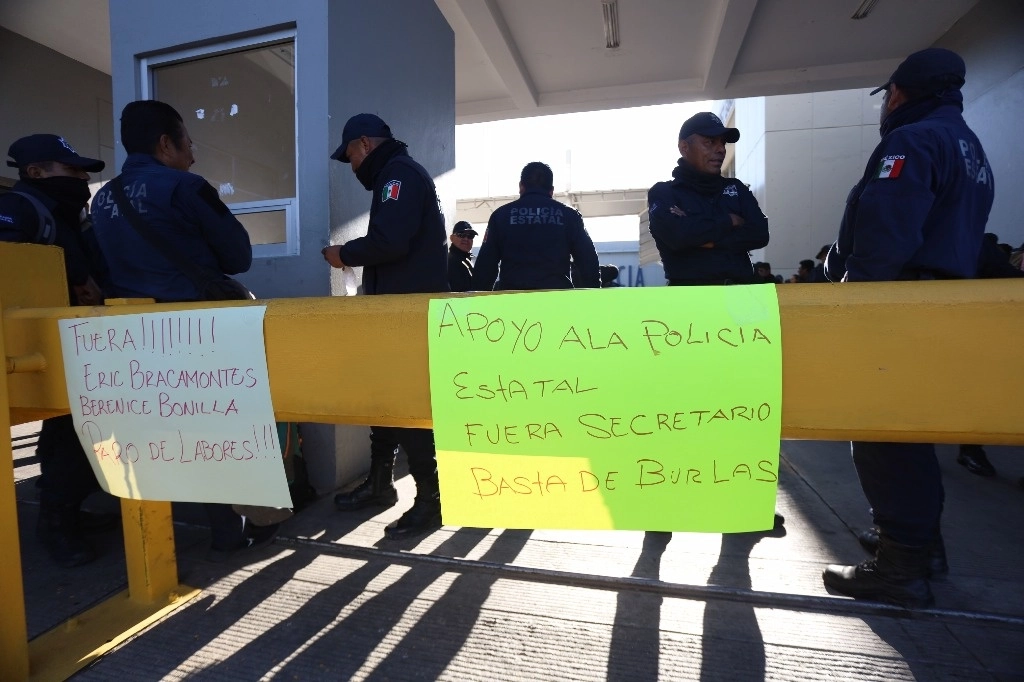Los uniformados provenientes de las 8 regiones del estado se reunieron desde las 7 horas en dichas instalaciones, esto debido a que se difundió una lista de uniformados la cual acusan se integra de 400 policías los que pretenden despedir. Foto Jorge A. Pérez Alfonso