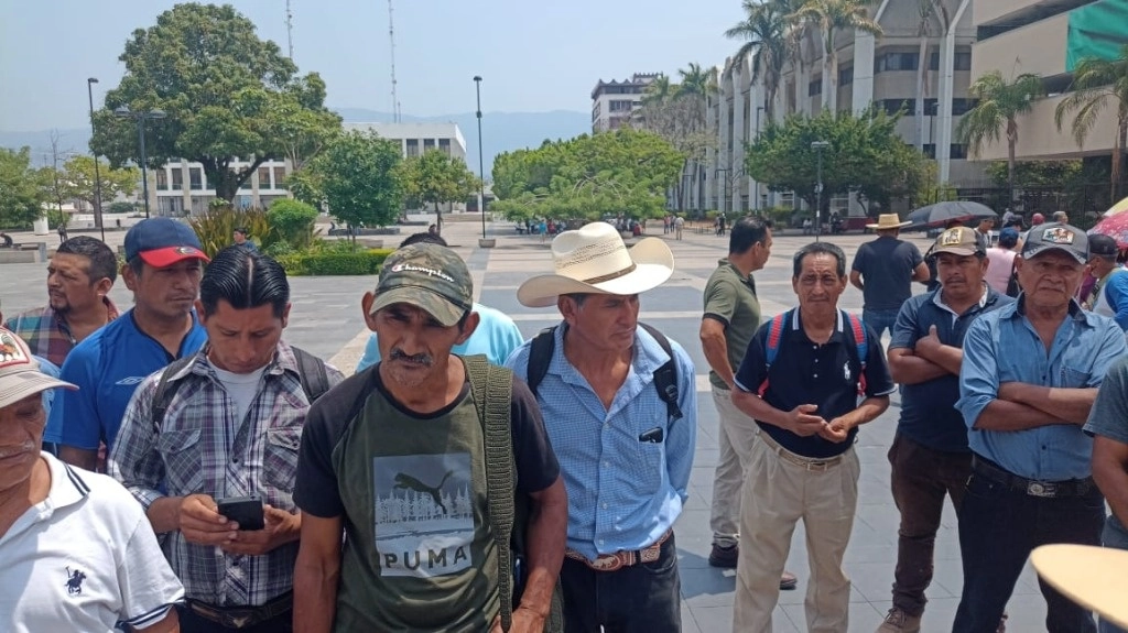 Campesinos de Tecpatán, Ostuacán y Francisco León, Chiapas protestaron por los cortes de luz constantes en sus comunidades. Foto Édgar H. Clemente
