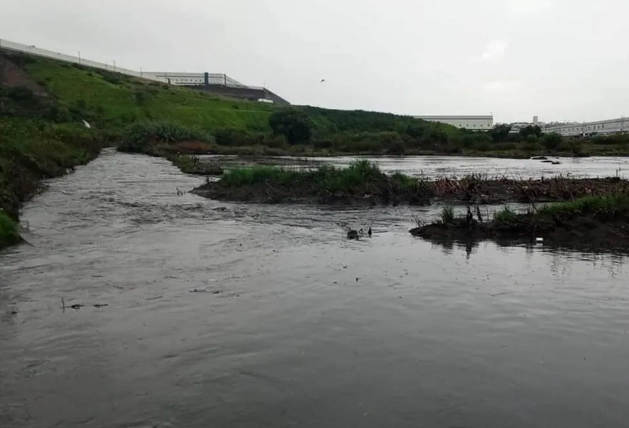 Habitantes aledaños a la presa Ángulo alertaron sobre la llegada de algunos camiones que depositan cascajo en las inmediaciones del embalse. Foto 