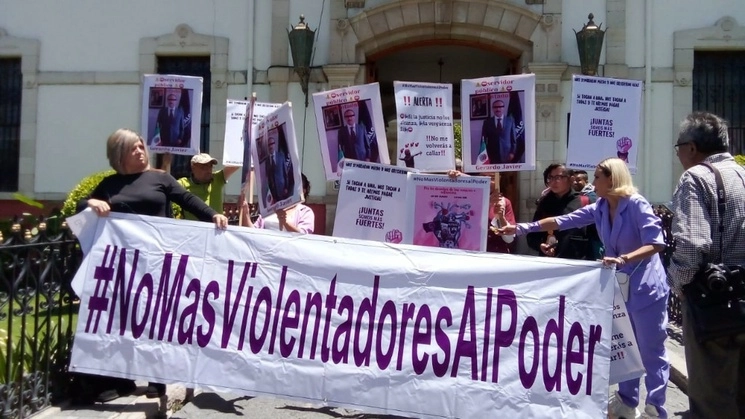 Aspectos de la protesta que fue apoyada por activistas que acompañan a la víctima. Foto Ricardo Montoya