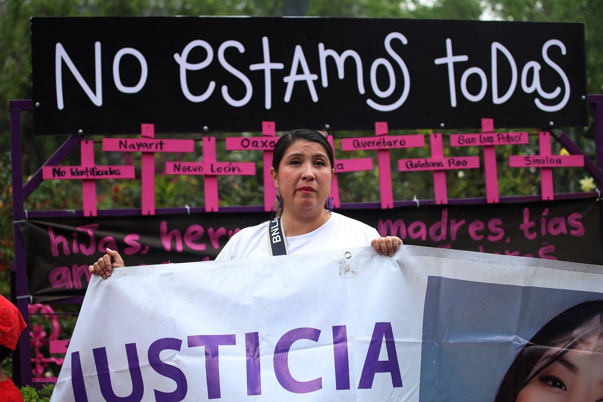 Enumeraron siete deudas que asfixian a las mujeres: Justicia y vidas robadas: "El grito de #NiUnaMenos sigue resonando ante la impunidad sistemática y los feminicidios que tiñen el país. Las fiscalías r revictimizan; la protección a defensoras es insuficiente. La vida de las mujeres no tiene precio ni justicia". Foto 