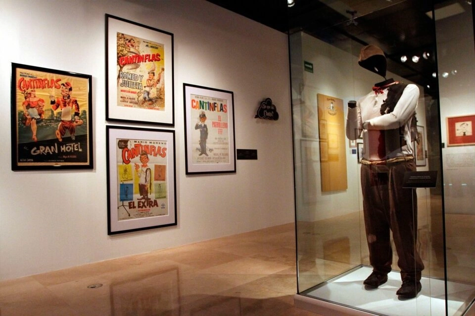 Indumentaria del legendario actor y algunos poster de sus películas. Foto La Jornada