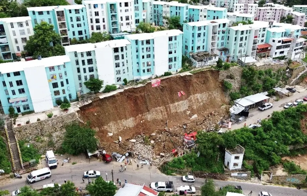 La unidad habitacional Infonavit Alta Progeso en Acapulco sufrió severos daños tras el paso de huracán 'John'. Foto Afp/Archivo