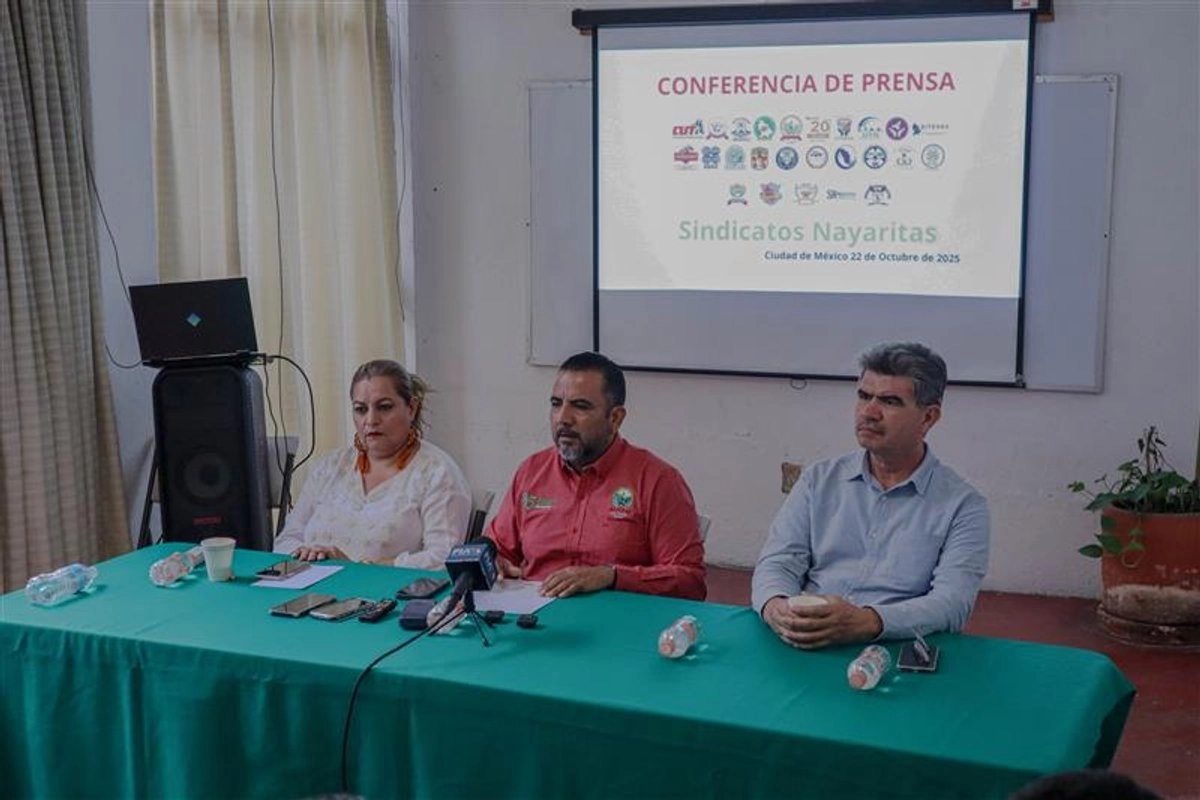 Representantes sindicales durante conferencia de prensa. Foto 