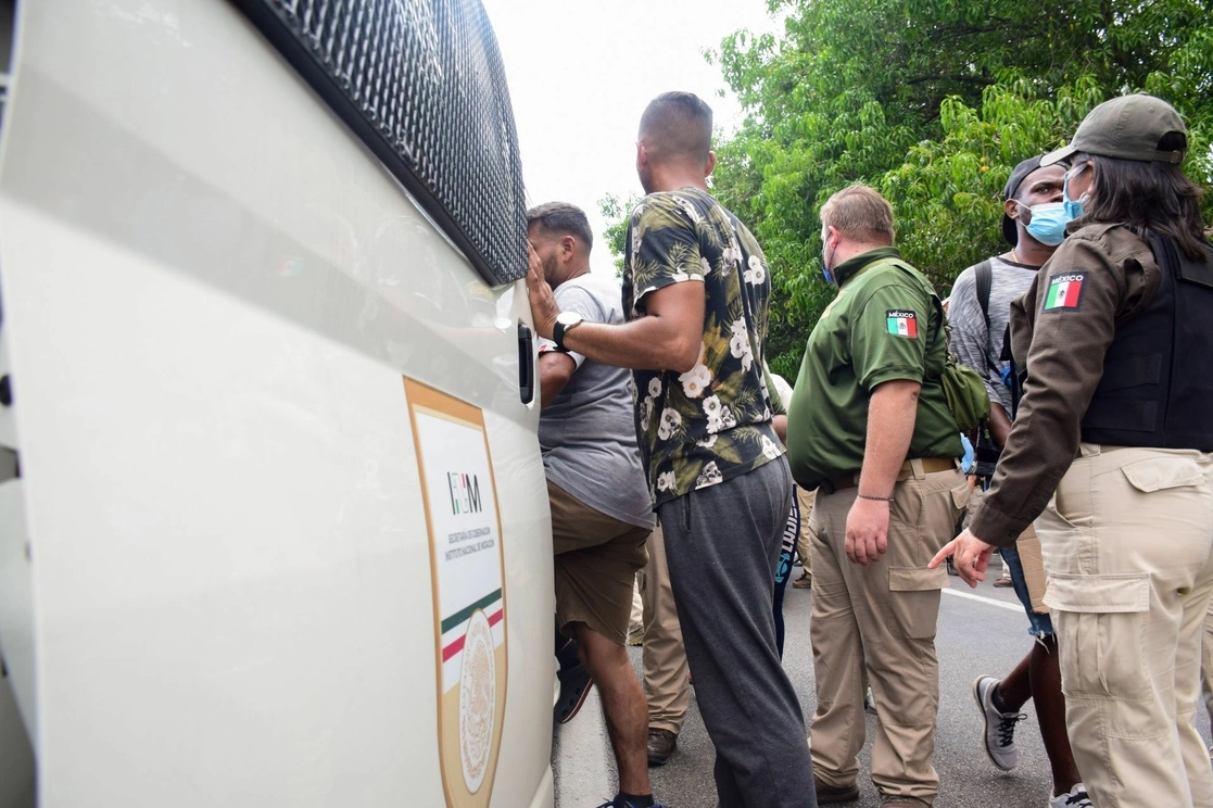 Migrantes son subidos a camionetas del Instituto Nacional de Migración luego de que fue disuelta una caravana de al menos 150 personas, en Chiapas. Foto Cuartoscuro / archivo