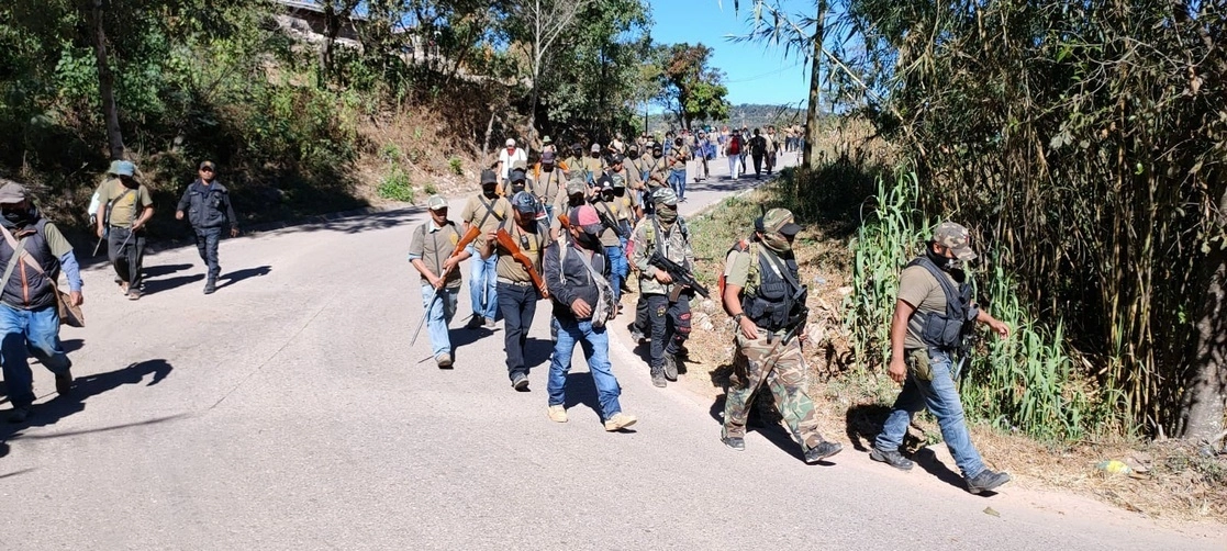 Indígenas nahuas realizan un recorrido de vigilancia en el poblado de Alcozacán, municipio de Chilapa de Álvarez, Guerrero. Foto Sergio Ocampo