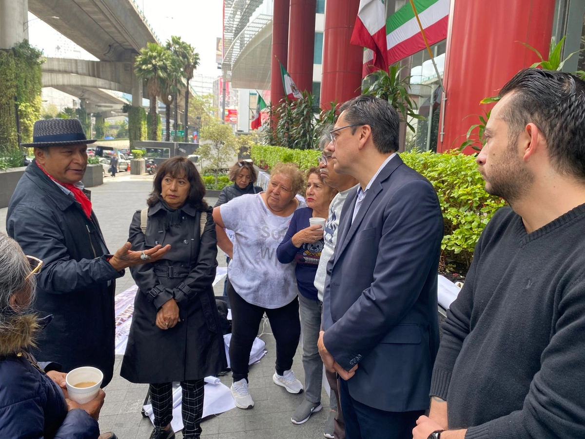 Integrantes de la ANT realizaron un mitin frente a la sede de la STPS, en Periférico Sur, para denunciar la violación al principio constitucional artículo 123 fracción VII, que establece que “a trabajo igual corresponderá salario igual”.