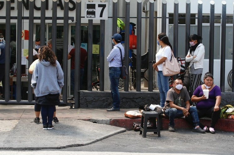 Familiares esperan afuera del área de urgencias  de las instalaciones del Hospital General Dr. Manuel Gea González, el 21 de abril pasado. Foto Cristina Rodríguez