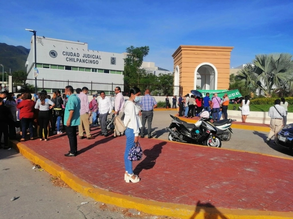 Trabajadores extraordinarios del Tribunal Superior de Justicia de Guerrero en paro de labores, en imagen de archivo de octubre de 2022. Foto ‘La Jornada’
