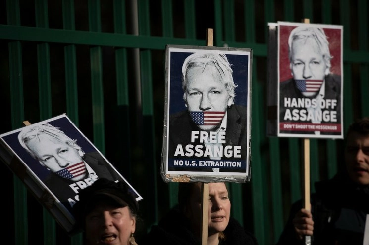 Los partidarios de Julian Assange sostienen pancartas mientras protestan en el segundo día de una semana de abrir argumentos para la extradición. Foto Ap