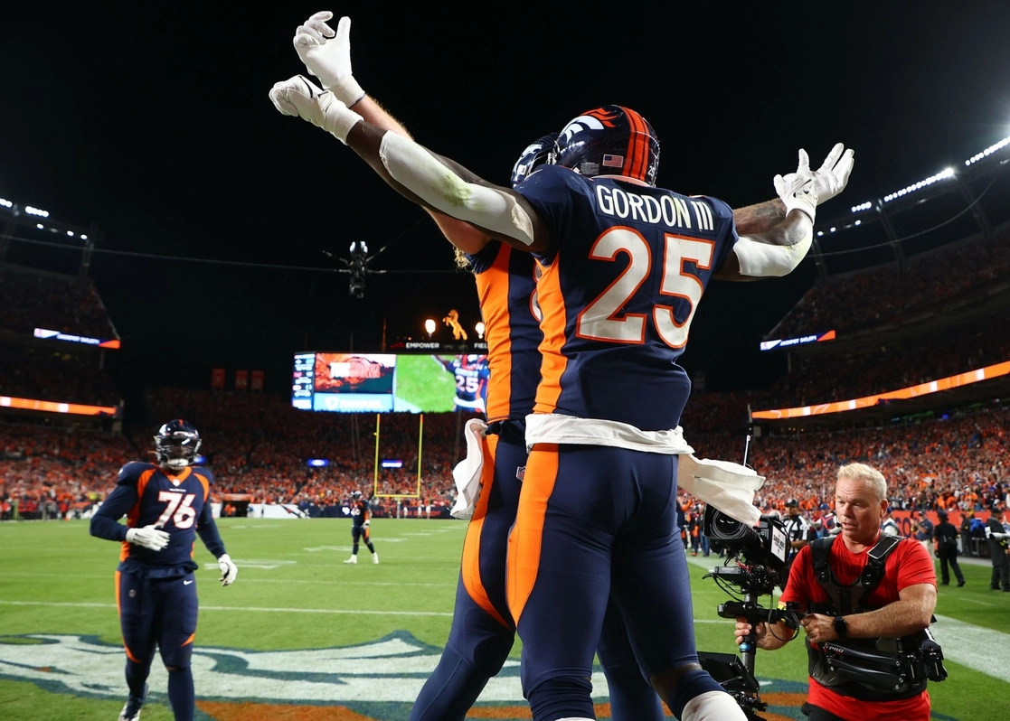 Los Broncos de Denver vencieron 11-10 a San Francisco en el Empower Field at Mile High. Foto Afp