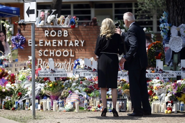 El presidente Joe Biden y la primera dama Jill visitaron este domingo la primaria Robb, en Uvalde, Texas, donde sucedió la masacre. Foto Ap
