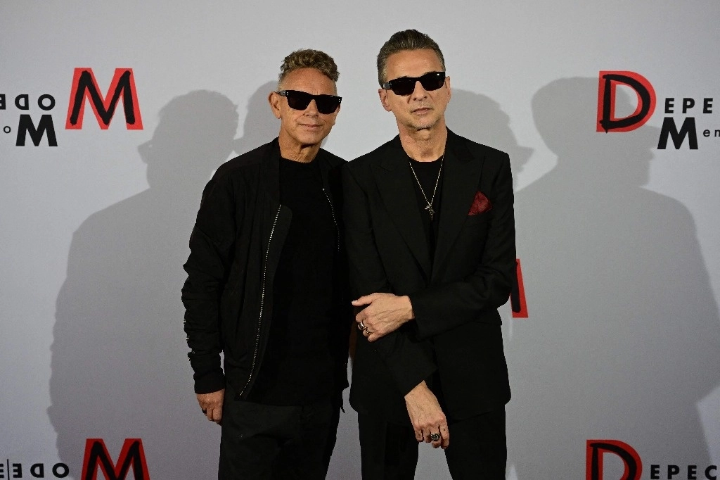 Martin Gore (izq.) y David Gahan, miembros de la banda británica Depeche Mode, en octubre de 2022,durante la conferencia para anunciar el lanzamiento en 2023 de su álbum 'Memento Mori', así como su gira de concicertos. Foto Afp.