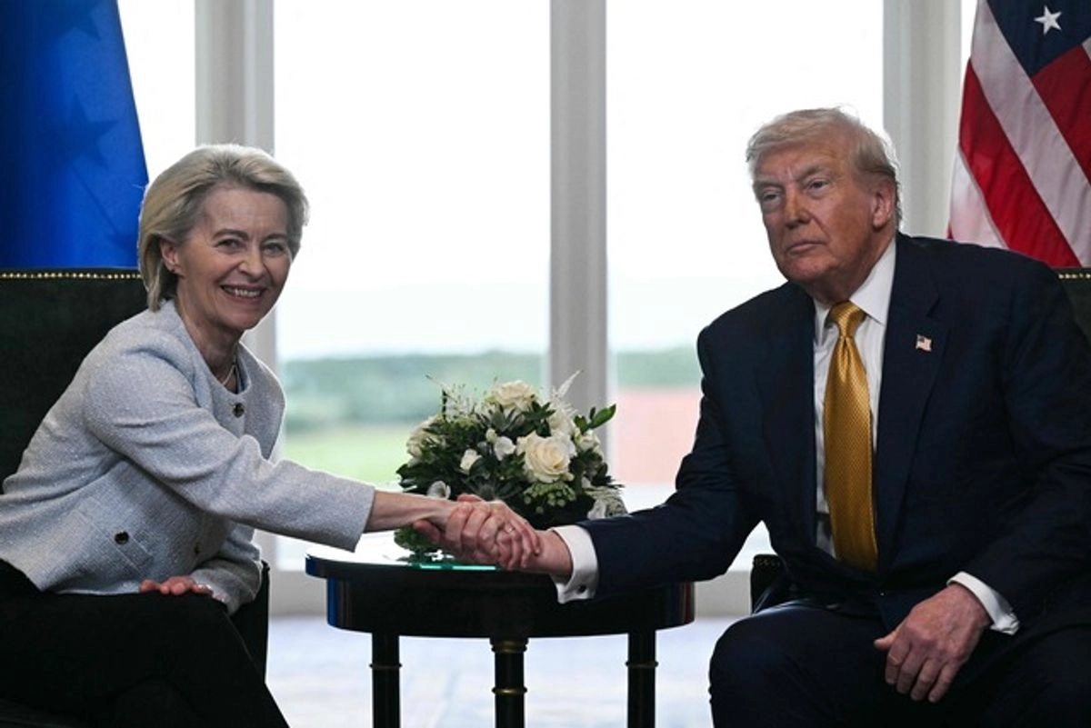 El presidente de Estados Unidos, Donald Trump estrecha la mano de la presidenta de la Comisión Europea, Ursula von der Leyen tras acordar un acuerdo comercial entre ambas economías. Foto 