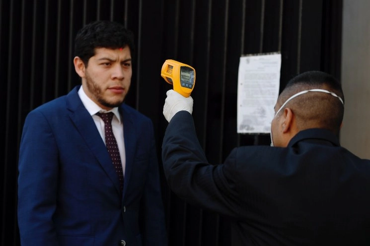 Personal del Senado de la República revisa la temperatura a un trabajador. Foto Cristina Rodríguez 