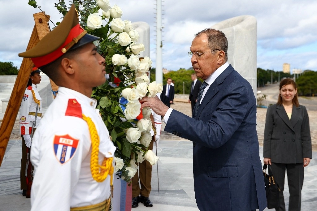 El ministro de Relaciones Exteriores de Rusia, Serguei Lavrov, coloca una corona de flores en el Monumento a José Martí en La Habana, Cuba, el 19 de febrero de 2024. Foto Servicio de Prensa del Ministerio de Relaciones Exteriores de Rusia vía Ap