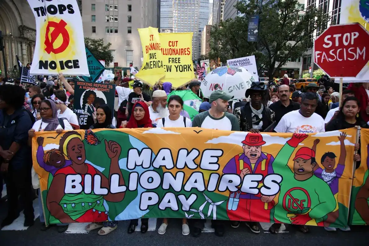 Una multitud marchó en dirección a la Torre Trump para exigir un alto el fuego en Gaza, frenar la política antimigrante, justicia climática, democracia y libertad de expresión. Un tema general fue que “los millonarios paguen” impuestos proporcionales y denunciaron que priorizan las ganancias sobre la vida de las personas. En tanto, se informó que el desempleo entre los afroestadunidenses aumentó de 6.2 a 7.5 por ciento en lo que va del año, el nivel más alto desde 2021. Durante su campaña, Donald Trump prometió mejorar su condición financiera. Foto 