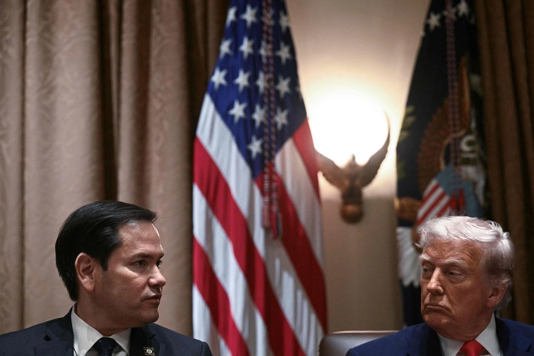 El presidente de Estados Unidos, Donald Trump, escucha al secretario de Estado, Marco Rubio, asistir a una reunión de gabinete en la Sala del Gabinete de la Casa Blanca, en Washington, D.C., el 10 de abril de 2025.