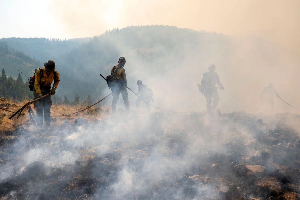 Agentes federales retuvieron el miércoles durante varias horas a un equipo de contratistas que se encontraban combatiendo las llamas en un área de 3 mil 600 hectáreas en el estado de Washington. Foto