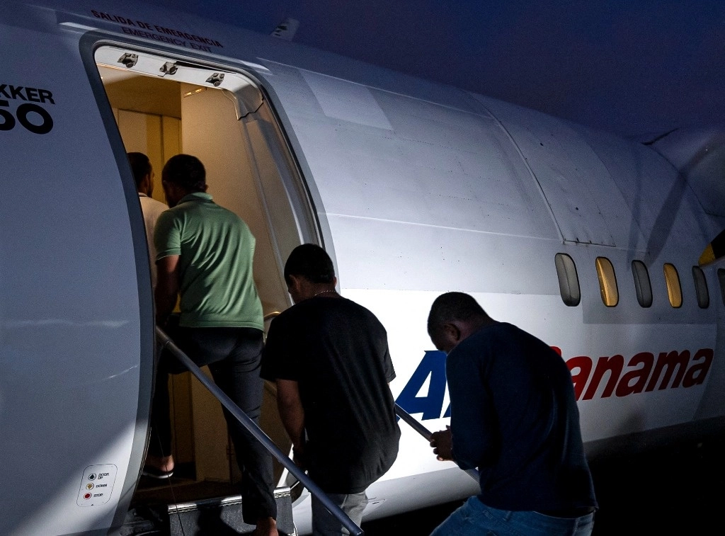 Ciudadanos colombianos abordan un vuelo para ser deportados en el aeropuerto de Albrook Gelabert en la ciudad de Panamá ,el 17 2024 de mayo. Foto Afp