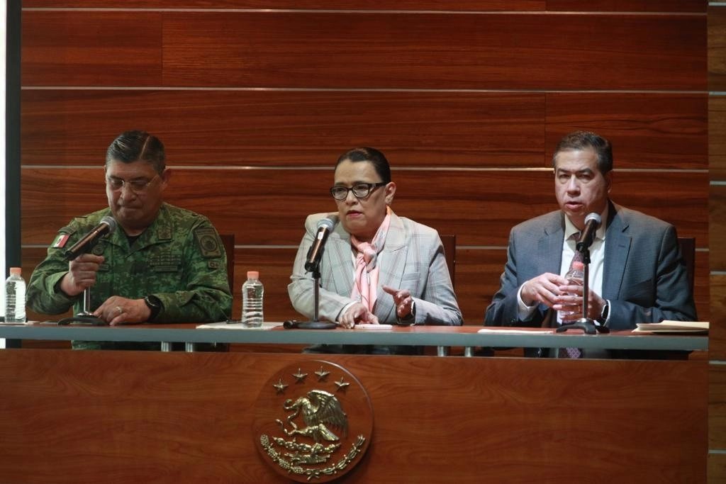 El secretario de la Defensa Nacional, Luis Cresencio Sandoval; la titular de la SSPC, Rosa Icela Rodríguez: y el secretario de SPF, Ricardo Mejía, durante conferencia de prensa en la que se anunció la detención de Juan Gerardo Treviño Chávez, "El Huevo", en instalaciones de la Sedena, el 15 de marzo de 2022. Foto Alfredo Domínguez