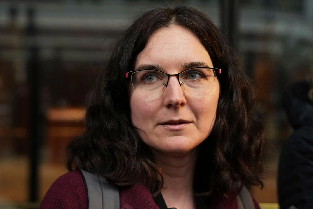 La abogada Stephanie Marzouk, que representa a la Dra. Rasha Alawieh deportada de la Universidad de Brown, habla con los periodistas afuera del Tribunal Federal de Moakley, en Boston, el 17 de marzo de 2025,