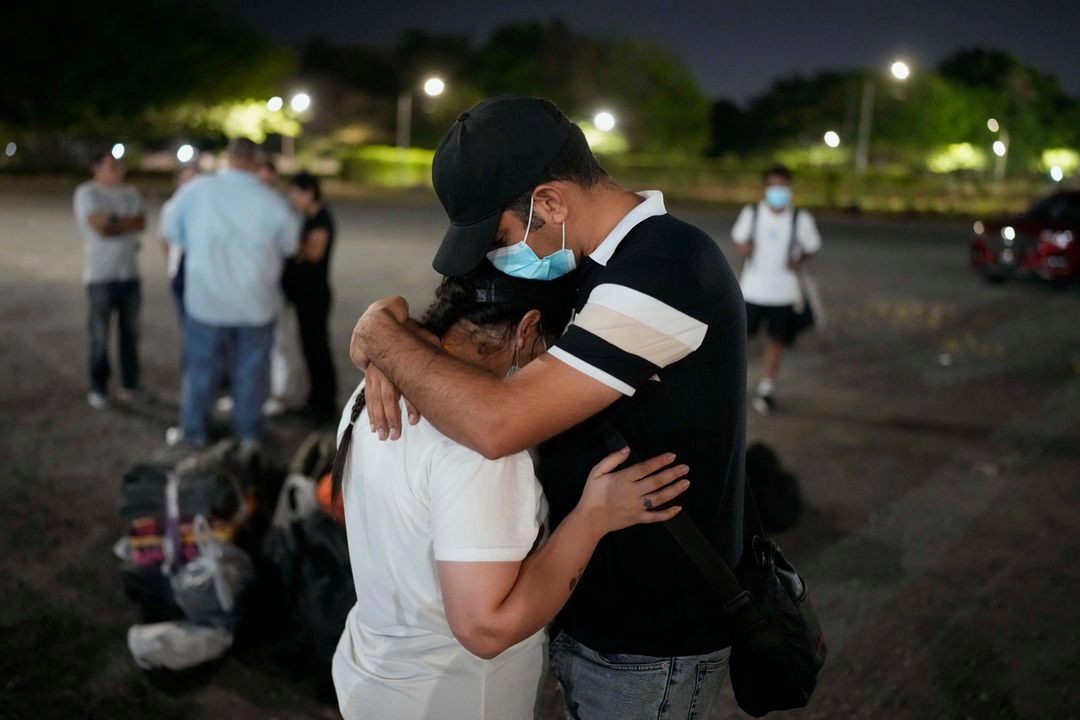 Migrantes deportados de EU se abrazan al llegar a Ciudad de Panamá, Panamá, el 8 de marzo de 2025. Foto 