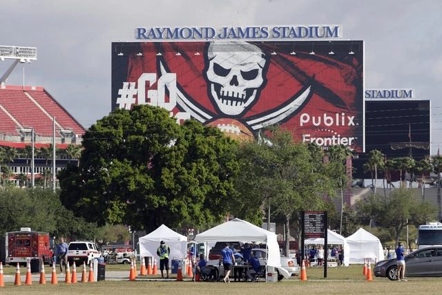 En imagen de marzo pasado, médicos de BayCare realizan pruebas, en el estacionamiento del estadio Raymond James en Tampa, Florida, para detectar coronavirus. Foto Ap