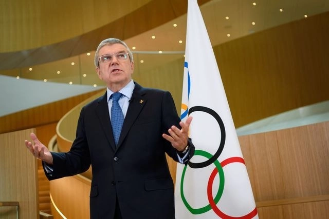 Cerca de 57% de los 11 mil participantes en los Juegos de Tokio ya obtuvo su clasificación y la conservarán, sin importar cuándo se celebren finalmente los Juegos, decidieron el COI y las federaciones internacionales implicadas. En la imagen, Thomas Bach. Foto Afp / Archivo