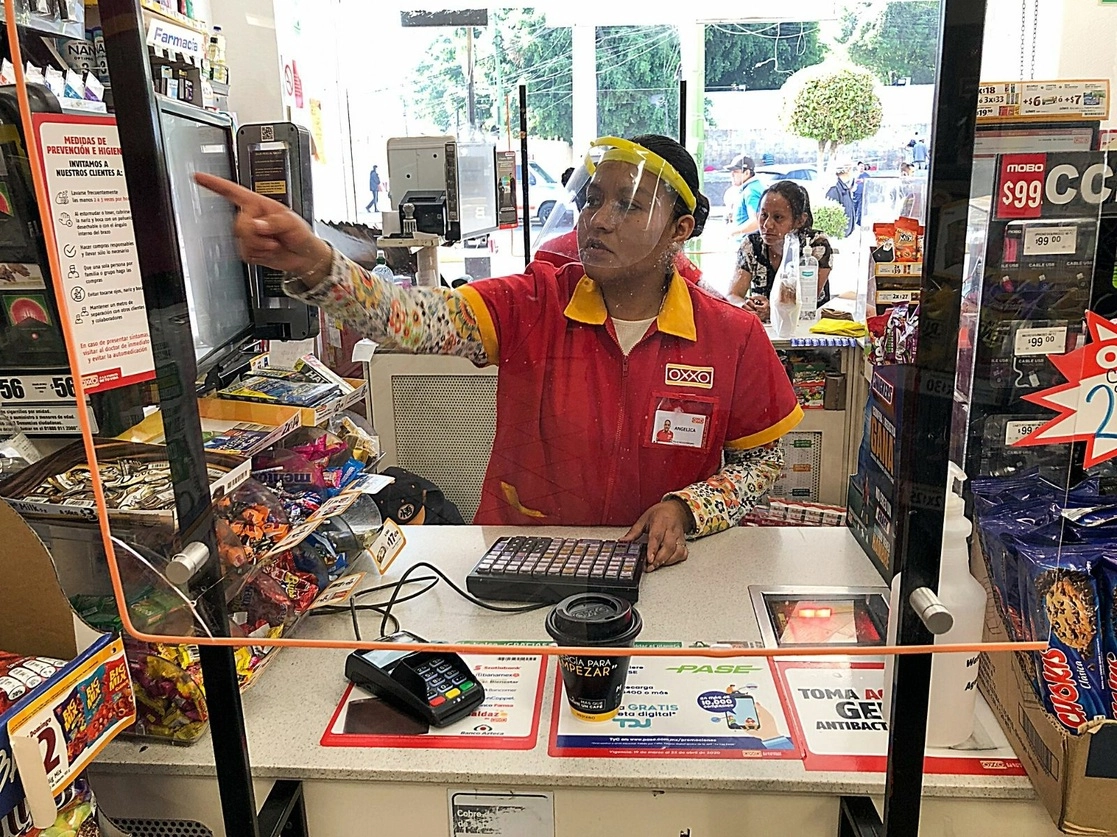 Los corresponsales bancarios son Oxxo o 7 Eleven, la red Yastás o los supermercados como Walmart o Chedraui. Foto Pablo Ramos / Archivo 