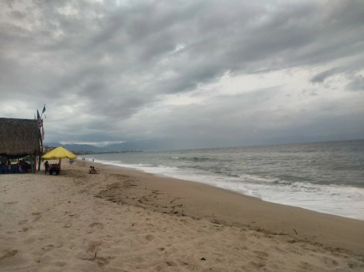 La tormenta tropical Beatriz podría convertirse en huracán categoría 1 mañana viernes y podría impactar sobre los estados de Michoacán, Colima y Jalisco. Foto La Jornada 