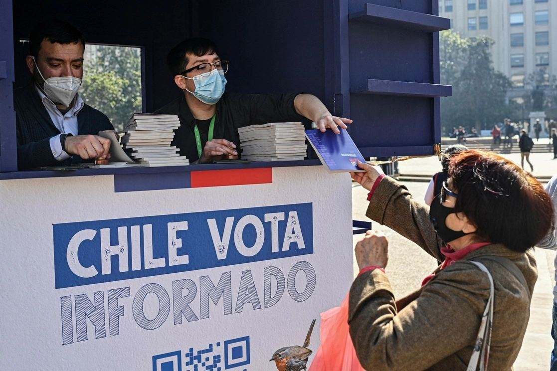 La derecha tiene mayoría; para renovar la vía a una nueva Constitución se requiere que el Parlamento apruebe por un mínimo de 4/7 una reforma que la viabilice. Foto Afp