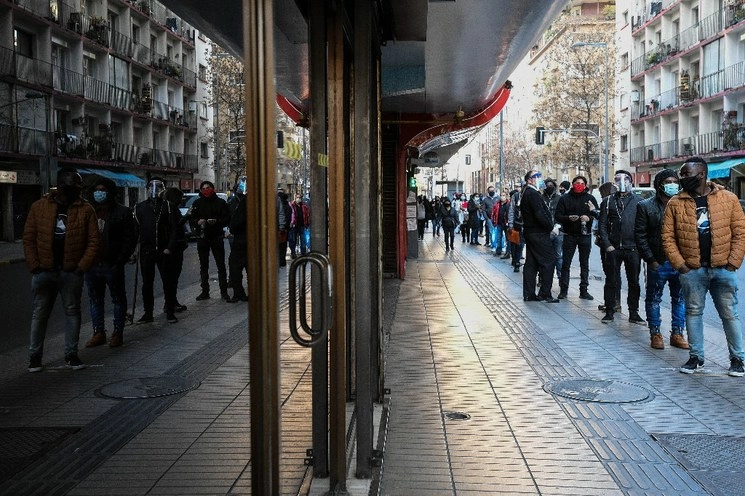 Fila en el edificio de la Administradora de Fondos de Cesantía de Chile en Santiago. Foto Xinhua
