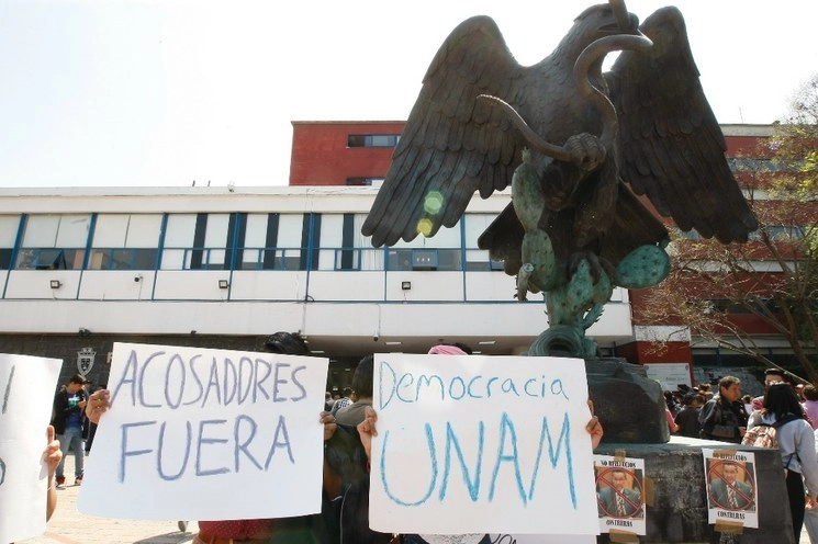 Imagen del mitin"Por una universidad libre de acoso" realizado afuera de la Facultad de Derecho, en Ciudad Universitaria de la UNAM, el 27 de febrero. Foto Roberto García Ortiz

