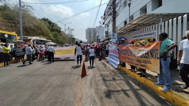 Los derechohabientes del Issste se congregaron al frente al hospital del ISSSTE en Acapulco, Guerrero, el 25 de mayo de 2023. Foto Héctor Briseño 