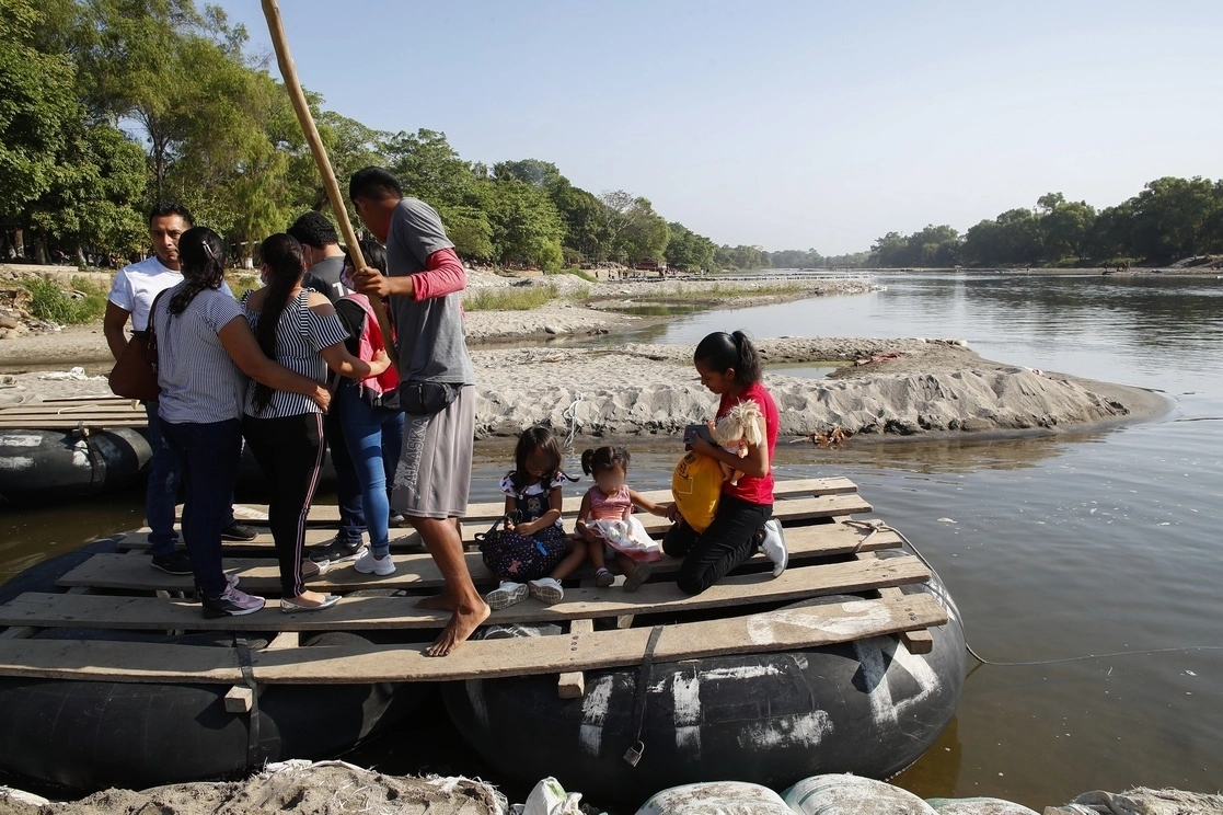 Muchas familias de países centroamericanos viajan con menores de edad en busca de llegar a Estados Unidos. Foto Víctor Camacho / Archivo