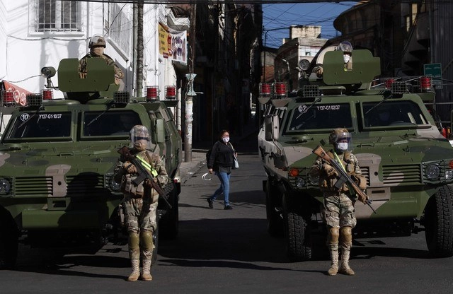 El ejército de Bolivia vigila las calles en medio de la crisis sanitaria y económica generada por el Covid-19. Foto Ap 