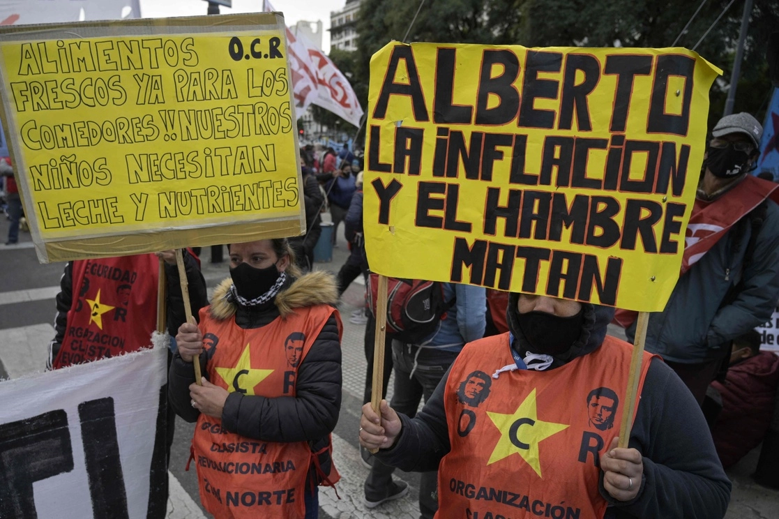 Movimientos sociales y partidos de izquierda se reunieron hace unos días frente al edificio del Ministerio de Salud y Desarrollo Social en Buenos Aires, para exigir ayuda a los sectores pobres. Foto Ap